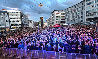 Das leicht blaue Licht passt schon einmal: Der Bielefelder Jahnplatz – hier beim Leinewebermarkt 2024 – ist zum Schauplatz des Public Viewings zum Pokalfinale auserkoren. - Barbara Franke Das leicht blaue Licht passt schon einmal: Der Bielefelder Jahnplatz – hier beim Leinewebermarkt 2024 – ist zum Schauplatz des Public Viewings zum Pokalfinale auserkoren. - Barbara Franke