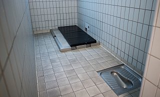 Der Betrunkene wurde von der Polizei mitgenommen und musste in eine Ausnüchterungszelle. - dpa/Marius Becker Der Betrunkene wurde von der Polizei mitgenommen und musste in eine Ausnüchterungszelle. - dpa/Marius Becker