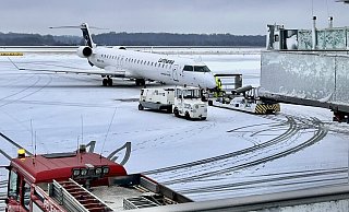 Für die Stromversorgung von Flugzeugen abseits der Fluggastbrücken werden in Paderborn/LIppstadt bislang mobile Dieselaggregate genutzt. Hier zu sehen seitlich vom Lufthansa-Jet samt Minitraktor als Zugmaschine. - Jens Reddeker Für die Stromversorgung von Flugzeugen abseits der Fluggastbrücken werden in Paderborn/LIppstadt bislang mobile Dieselaggregate genutzt. Hier zu sehen seitlich vom Lufthansa-Jet samt Minitraktor als Zugmaschine. - Jens Reddeker