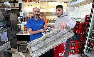 Mit seinem Wischmopp attackierte Eray Ari (r.) den Maskenmann. Sein Onkel Turan Ari eilt ihm zu Hilfe und riss dem Täter die Maske vom Gesicht. - Wolfgang Rudolf Mit seinem Wischmopp attackierte Eray Ari (r.) den Maskenmann. Sein Onkel Turan Ari eilt ihm zu Hilfe und riss dem Täter die Maske vom Gesicht. - Wolfgang Rudolf