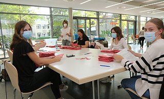 Die 20-jährige Studentin Fenja Eckhard (l.) und die 19-jährige Schülerin Carlotta-Elisabeth Schwenk zählten zu den jüngeren der insgesamt 191 Wahlhelfer des Gütersloher Briefwahl-Teams. - Robert Becker Die 20-jährige Studentin Fenja Eckhard (l.) und die 19-jährige Schülerin Carlotta-Elisabeth Schwenk zählten zu den jüngeren der insgesamt 191 Wahlhelfer des Gütersloher Briefwahl-Teams. - Robert Becker