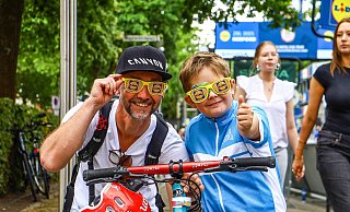 Hugo (8) fährt beim Kinderrennen mit und freut sich schon riesig. Er ist mit seinm Papa Sebastian aus Lübbecke angereist. - David Salmon Hugo (8) fährt beim Kinderrennen mit und freut sich schon riesig. Er ist mit seinm Papa Sebastian aus Lübbecke angereist. - David Salmon