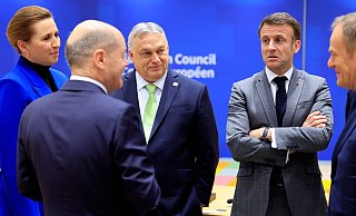Dänermarks Ministerpräsidentin Mette Frederiksen (l-r), Bundeskanzler Olaf Scholz, Ungarns Regierungschef Viktor Orban sowie Frankreichs Staatspräsident Emmanuel Macron in Brüssel. - Geert Vanden Wijngaert/AP/dpa Dänermarks Ministerpräsidentin Mette Frederiksen (l-r), Bundeskanzler Olaf Scholz, Ungarns Regierungschef Viktor Orban sowie Frankreichs Staatspräsident Emmanuel Macron in Brüssel. - Geert Vanden Wijngaert/AP/dpa