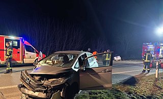 Der Honda wurde bei der Kollision im Frontbereich der Beifahrerseite stark zerstört. Im Hintergrund ist der weiße Smart zu sehen. - Svenja Ludwig Der Honda wurde bei der Kollision im Frontbereich der Beifahrerseite stark zerstört. Im Hintergrund ist der weiße Smart zu sehen. - Svenja Ludwig