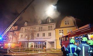 Die Löscharbeiten in Bad Lippspringe wurden durch den zugestellten Dachboden erschwert. - Ralph Meyer Die Löscharbeiten in Bad Lippspringe wurden durch den zugestellten Dachboden erschwert. - Ralph Meyer