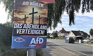 Rechtsextreme Kamprhetorik im Namen des Christentums: Plakate wie diese hängen im Kreis Lippe, wie hier in Heidenoldendorf. - Anneke Quasdorf Rechtsextreme Kamprhetorik im Namen des Christentums: Plakate wie diese hängen im Kreis Lippe, wie hier in Heidenoldendorf. - Anneke Quasdorf