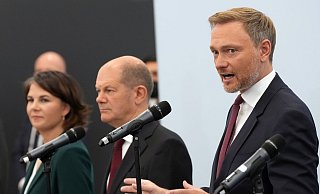 Olaf Scholz (SPD) zwischen Annalena Baerbock (Grüne) und FDP-Chef Christian Lindner. - Foto: Kay Nietfeld/dpa Olaf Scholz (SPD) zwischen Annalena Baerbock (Grüne) und FDP-Chef Christian Lindner. - Foto: Kay Nietfeld/dpa