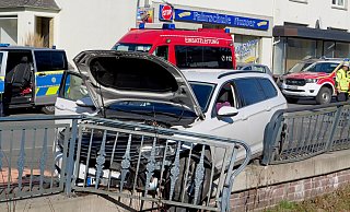 Der Fahrer dieses Passats sackt am Steuer zusammen, das Auto kommt erst in der Brüstung oberhalb der Beke zum Stehen. - Ralph Meyer Der Fahrer dieses Passats sackt am Steuer zusammen, das Auto kommt erst in der Brüstung oberhalb der Beke zum Stehen. - Ralph Meyer
