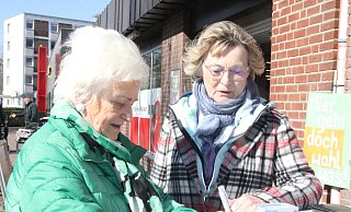 Petra Krüger (r.) freut sich über die große Resonanz der Unterschriftenaktion. Viele Anwohner wie Gisela Hagemann trugen sich in die Liste ein. - Klaus Frensing Petra Krüger (r.) freut sich über die große Resonanz der Unterschriftenaktion. Viele Anwohner wie Gisela Hagemann trugen sich in die Liste ein. - Klaus Frensing