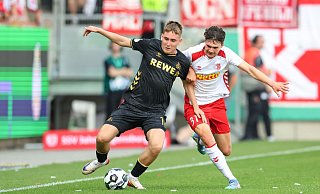 Köln-Neuzugang Isak Johannesson kämpft gegen Regensburg Leo Mätzler um den Ball. - Daniel Löb/dpa Köln-Neuzugang Isak Johannesson kämpft gegen Regensburg Leo Mätzler um den Ball. - Daniel Löb/dpa