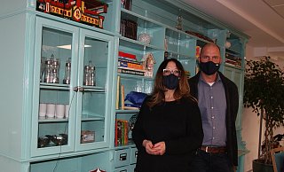 Jana Ilic und Lars Vester stehen an dem türkis lackierten Apothekenschrank, der das Herzstück der Einrichtung bildet. - Britta Bohnenkamp-Schmidt Jana Ilic und Lars Vester stehen an dem türkis lackierten Apothekenschrank, der das Herzstück der Einrichtung bildet. - Britta Bohnenkamp-Schmidt