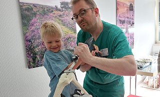 Kleine und große Besucher durften sogar ein Loch in einen Modell-Knochen bohren. - Alexandra Stratmeier Kleine und große Besucher durften sogar ein Loch in einen Modell-Knochen bohren. - Alexandra Stratmeier