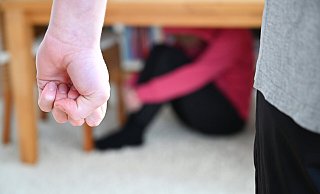 Eine Frau versucht, sich vor der Gewalt eines Mannes zu schützen. - picture alliance / Frank May Eine Frau versucht, sich vor der Gewalt eines Mannes zu schützen. - picture alliance / Frank May