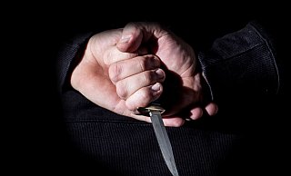 Der Täter wartete vor der Tür auf seinen Kontrahenten - mit einem Messer in der Hand. - picture alliance / Fotostand Der Täter wartete vor der Tür auf seinen Kontrahenten - mit einem Messer in der Hand. - picture alliance / Fotostand