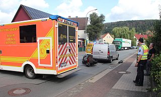 Unfall auf der B 64 in Höxter: Der verletzte Motoradfahrer wird im Rettungswagen ins Krakenhaus gebracht. - Burkhard Batran Unfall auf der B 64 in Höxter: Der verletzte Motoradfahrer wird im Rettungswagen ins Krakenhaus gebracht. - Burkhard Batran