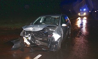 Der stark beschädigte VW wurde abgeschleppt. - Polizei Minden-Lübbecke Der stark beschädigte VW wurde abgeschleppt. - Polizei Minden-Lübbecke