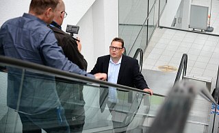 SPD-Politiker Stefan Schwartze im Rolltreppen-Interview mit Ingo Müntz (l.) und Thorsten Ulonska. - Sven Hauhart SPD-Politiker Stefan Schwartze im Rolltreppen-Interview mit Ingo Müntz (l.) und Thorsten Ulonska. - Sven Hauhart