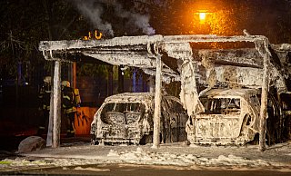 Sechs Autos gingen in der Nacht zu Sonntag in Flammen auf. Die Polizei sperrte den Ort ab - aber das stört offenbar manche nicht. - Mike-Dennis Müller Sechs Autos gingen in der Nacht zu Sonntag in Flammen auf. Die Polizei sperrte den Ort ab - aber das stört offenbar manche nicht. - Mike-Dennis Müller