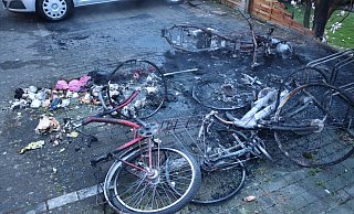 Bei einem Brand im Hinterhof eines Mehrfamilienhauses in Westenholz geht die Polizei von mutwilliger Brandstiftung aus. - Feuerwehr Delbrück Bei einem Brand im Hinterhof eines Mehrfamilienhauses in Westenholz geht die Polizei von mutwilliger Brandstiftung aus. - Feuerwehr Delbrück
