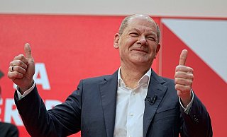 Seine SPD hat der Ampel-Koalition zugestimmt: der wohl künftige Kanzler Olaf Scholz darf sich freuen. - Foto: Michael Kappeler/dpa Seine SPD hat der Ampel-Koalition zugestimmt: der wohl künftige Kanzler Olaf Scholz darf sich freuen. - Foto: Michael Kappeler/dpa