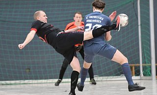 Es geht zur Sache: Hier eine Szene von den Hallenfußball-Stadtmeisterschaften Bad Oeynhausen im Januar 2024 zwischen Wulferdingsen (schwarzes Trikot) und dem Oberbecksen/Babbenhausen. - Jürgen Krüger Es geht zur Sache: Hier eine Szene von den Hallenfußball-Stadtmeisterschaften Bad Oeynhausen im Januar 2024 zwischen Wulferdingsen (schwarzes Trikot) und dem Oberbecksen/Babbenhausen. - Jürgen Krüger