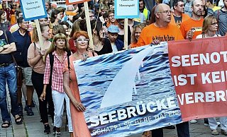Schon im vergangenen Jahr war es bei der Seebrücke-Demo auf dem Jahnplatz proppevoll. - Barbara Franke (Archiv) Schon im vergangenen Jahr war es bei der Seebrücke-Demo auf dem Jahnplatz proppevoll. - Barbara Franke (Archiv)