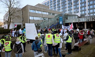 Zu den rund 30 OP- und Anästhesie-Pflegekräften im Warnstreik gesellten sich Mitarbeiterinnen und Mitarbeiter des Klinikums in ihrer Mittagspause, so dass insgesamt rund 200 Beschäftigte für eine bessere bezahlung eintraten. - Frank-Michael Kiel-Steinkamp Zu den rund 30 OP- und Anästhesie-Pflegekräften im Warnstreik gesellten sich Mitarbeiterinnen und Mitarbeiter des Klinikums in ihrer Mittagspause, so dass insgesamt rund 200 Beschäftigte für eine bessere bezahlung eintraten. - Frank-Michael Kiel-Steinkamp