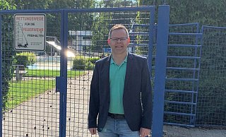 Der SPD-Bürgermeisterkandidat Marcus Kleinemeyer vor dem geschlossenen Thermal-Freibad in Bad Lippspringe. - SPD Bad Lippspringe Der SPD-Bürgermeisterkandidat Marcus Kleinemeyer vor dem geschlossenen Thermal-Freibad in Bad Lippspringe. - SPD Bad Lippspringe