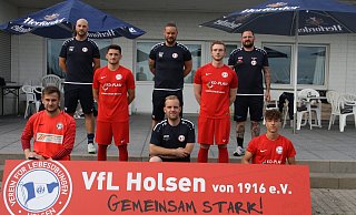 Beim VfL Holsen freuen sich Michael Quade (vorn kniend v. l.), Teammanager Götz Wittenberg, Joel-Antonio Vilarino sowie Co-Trainer Maximilian Wöhler (dahinter stehend v. l.), René Schäfer, Trainer Mark Mittag, Tom Jungeblodt und Betreuer Hans Kemner - Thomas Vogelsang Beim VfL Holsen freuen sich Michael Quade (vorn kniend v. l.), Teammanager Götz Wittenberg, Joel-Antonio Vilarino sowie Co-Trainer Maximilian Wöhler (dahinter stehend v. l.), René Schäfer, Trainer Mark Mittag, Tom Jungeblodt und Betreuer Hans Kemner - Thomas Vogelsang