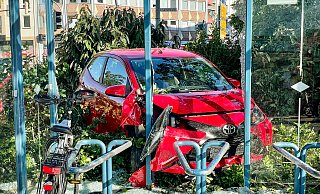 Umstehende Personen wurden durch den Aufprall und die Glassplitter nicht verletzt. - Ralph Meyer Umstehende Personen wurden durch den Aufprall und die Glassplitter nicht verletzt. - Ralph Meyer