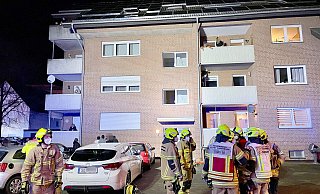 Rund 40 Einsatzkräfte der Feuerwehr Paderborn rückten am Samstagebend zu einem gemeldeten Wohnungsbrand in diesem Mehrfamilienhaus in der Elsener Urbanstraße aus. - Ralph Meyer Rund 40 Einsatzkräfte der Feuerwehr Paderborn rückten am Samstagebend zu einem gemeldeten Wohnungsbrand in diesem Mehrfamilienhaus in der Elsener Urbanstraße aus. - Ralph Meyer