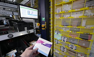 Der Computer zeigt auf dem Monitor, dass die Plaque-Färbetabletten aus Fach 1E entnommen werden müssen. Zusätzlich wird das Fach quadratisch hell angestrahlt. - Jost Wolf Der Computer zeigt auf dem Monitor, dass die Plaque-Färbetabletten aus Fach 1E entnommen werden müssen. Zusätzlich wird das Fach quadratisch hell angestrahlt. - Jost Wolf