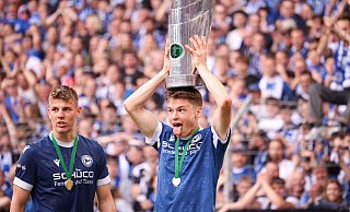 Begeisterung pur auf der Bielefelder Alm: Arminia ist Drittligameister. Max Großer feiert. - Oliver Krato Begeisterung pur auf der Bielefelder Alm: Arminia ist Drittligameister. Max Großer feiert. - Oliver Krato