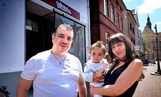Wollen in Gütersoh italienische Delikatessen anbieten: Koch Simone Santoro und Inhaberin Sarah D’Amico, hier mit Sohn Santiago, eröffnen im August an der Moltkestraße das "Dolce Vita". - Andreas Frücht Wollen in Gütersoh italienische Delikatessen anbieten: Koch Simone Santoro und Inhaberin Sarah D’Amico, hier mit Sohn Santiago, eröffnen im August an der Moltkestraße das "Dolce Vita". - Andreas Frücht
