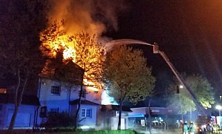 Die Weserstraße musste wegen der Löscharbeiten vier Stunden gesperrt werden. - Feuerwehr Bad Oeynhausen Die Weserstraße musste wegen der Löscharbeiten vier Stunden gesperrt werden. - Feuerwehr Bad Oeynhausen