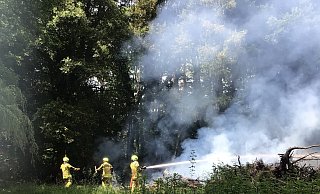 Die Rauchentwicklung war schon bei der Anfahrt deutlich zu sehen. - Feuerwehr Paderborn Die Rauchentwicklung war schon bei der Anfahrt deutlich zu sehen. - Feuerwehr Paderborn