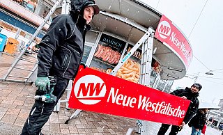 Fabius Notholt (l.) und Thomas Hornak von Declaro bringen die neue Werbung am Bratwurst-Rondell am Bielefelder Jahnplatz an. - Eike J. Horstmann Fabius Notholt (l.) und Thomas Hornak von Declaro bringen die neue Werbung am Bratwurst-Rondell am Bielefelder Jahnplatz an. - Eike J. Horstmann