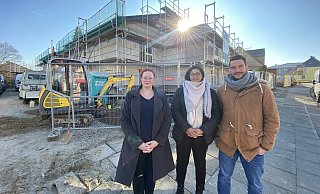 Evelyn Pril (v.l.), Sandra Pires und Dennis Brinkmann vor der Baustelle des Kleinen Heims an der Königstraße. - Dirk Windmöller Evelyn Pril (v.l.), Sandra Pires und Dennis Brinkmann vor der Baustelle des Kleinen Heims an der Königstraße. - Dirk Windmöller