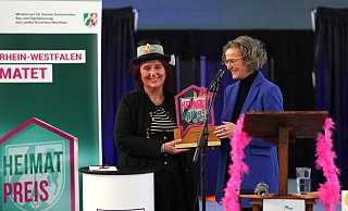 Große Freude bei den "Malunas": Zirkusdirektorin Angela Hölscher (li.) nimmt den Landes-Heimat-Preis NRW von Ministerin Ina Scharrenbach entgegen. - Ilka Gülker Große Freude bei den "Malunas": Zirkusdirektorin Angela Hölscher (li.) nimmt den Landes-Heimat-Preis NRW von Ministerin Ina Scharrenbach entgegen. - Ilka Gülker