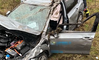 Der VW Golf wurde bei dem Überschlag neben der A33 völlig zerstört. - Polizei Der VW Golf wurde bei dem Überschlag neben der A33 völlig zerstört. - Polizei