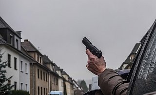 Mit einer Schreckschusspistole sorgte ein Bielefelder für einen Polizeieinsatz am Rabenhof. - Symbolfoto: Paul Brinkmann Mit einer Schreckschusspistole sorgte ein Bielefelder für einen Polizeieinsatz am Rabenhof. - Symbolfoto: Paul Brinkmann