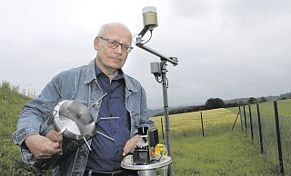Am Regenmesser: Hermann-Josef Sander betreut die Wetterstation auf dem Weg zur Drenker Elisenhöhe. Er selbst ist ein passionierter Wetterbeobachter. - Manuela Puls Am Regenmesser: Hermann-Josef Sander betreut die Wetterstation auf dem Weg zur Drenker Elisenhöhe. Er selbst ist ein passionierter Wetterbeobachter. - Manuela Puls