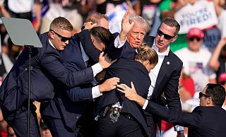 Trump wird verletzt von der Bühne geleitet. - Gene J. Puskar/AP/dpa Trump wird verletzt von der Bühne geleitet. - Gene J. Puskar/AP/dpa