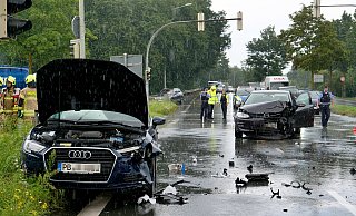 Beim Zusammenstoß von zwei Autos auf der Kreuzung Heinz-Nixdorf-Ring/Münsterstraße werden beide Fahrerinnen verletzt. - Ralph Meyer Beim Zusammenstoß von zwei Autos auf der Kreuzung Heinz-Nixdorf-Ring/Münsterstraße werden beide Fahrerinnen verletzt. - Ralph Meyer