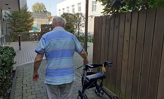 Der 84-Jährige, der anonym bleiben möcte, steht an der Stelle, an der er attackiert wurde. Den Rollator seiner gehbehinderten Frau hat er zur Veranschaulichung der Situation neben sich stehen. - Jobst Lüdeking Der 84-Jährige, der anonym bleiben möcte, steht an der Stelle, an der er attackiert wurde. Den Rollator seiner gehbehinderten Frau hat er zur Veranschaulichung der Situation neben sich stehen. - Jobst Lüdeking