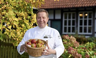 Silvio Eberlein vom Historischen Gasthaus Buschkamp nutzt Äpfel von der Streuobstwiese für verschiedene saisonale Gerichte. - Peter Unger Silvio Eberlein vom Historischen Gasthaus Buschkamp nutzt Äpfel von der Streuobstwiese für verschiedene saisonale Gerichte. - Peter Unger