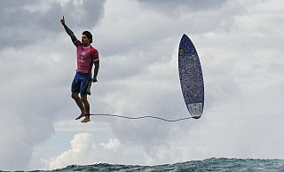 Es sieht aus, als würde Surfer Gabriel Medina in der Luft schweben - Jerome Brouillet/AFP/dpa Es sieht aus, als würde Surfer Gabriel Medina in der Luft schweben - Jerome Brouillet/AFP/dpa