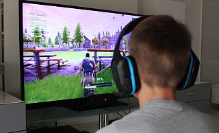 Abhängigkeitsgefahr: Das Videospiel Fortnite: Battle Royale ist besonders beliebt bei Jugendlichen unter 18 Jahren. Die USK empfiehlt die Altersfreigabe von 12 Jahren. Das und das exzessive Spielen lösen oft Streit zwischen Eltern und Kindern aus. - Symbolfoto: Anastasia von Fugler Abhängigkeitsgefahr: Das Videospiel Fortnite: Battle Royale ist besonders beliebt bei Jugendlichen unter 18 Jahren. Die USK empfiehlt die Altersfreigabe von 12 Jahren. Das und das exzessive Spielen lösen oft Streit zwischen Eltern und Kindern aus. - Symbolfoto: Anastasia von Fugler