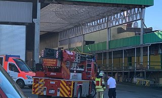 Die Feuerwehren mussten zu einem holzverarbeitenden Betrieb in Nieheim ausrücken. - Feuerwehr Steinheim Die Feuerwehren mussten zu einem holzverarbeitenden Betrieb in Nieheim ausrücken. - Feuerwehr Steinheim
