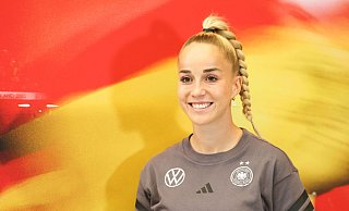 Rhetorisch versiert, diplomatisch, zugewandt: Giulia Gwinn erhält viel Lob in ihrer Rolle als Kapitänin. - Daniel Löb/dpa Rhetorisch versiert, diplomatisch, zugewandt: Giulia Gwinn erhält viel Lob in ihrer Rolle als Kapitänin. - Daniel Löb/dpa